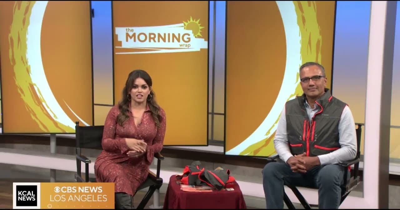 O fundador da Perci com o colete na CBS News Los Angeles