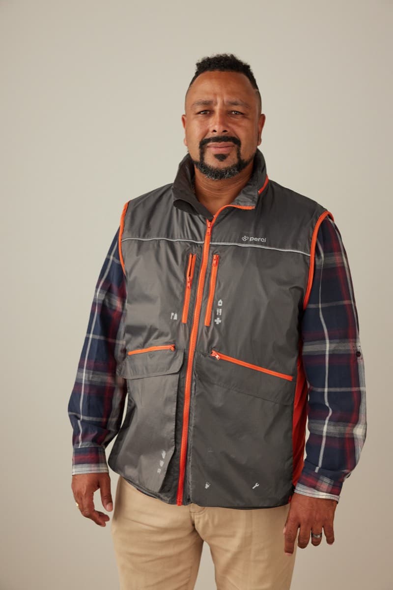 Um homem com o colete Perci sobre roupa do dia a dia