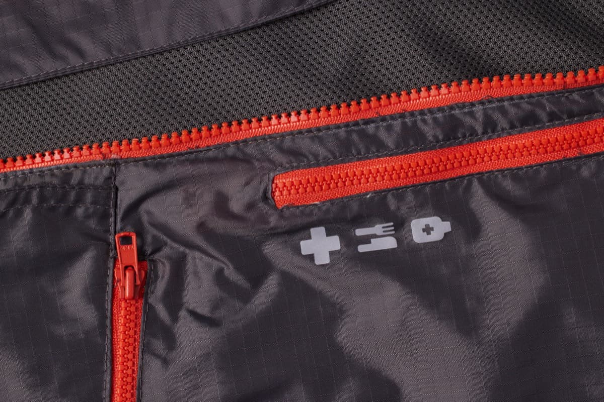 Grande plano de um bolso identificado com fecho laranja